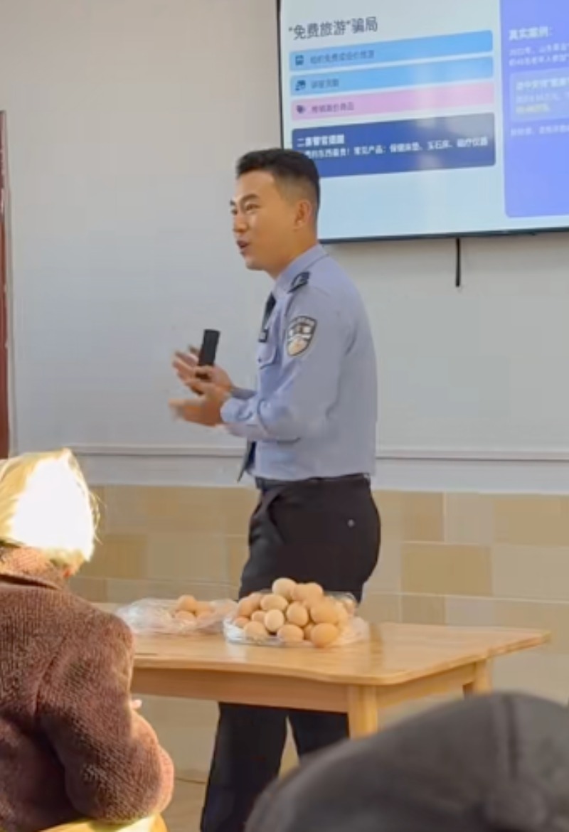 警官教河南农村教老人防骗妙招