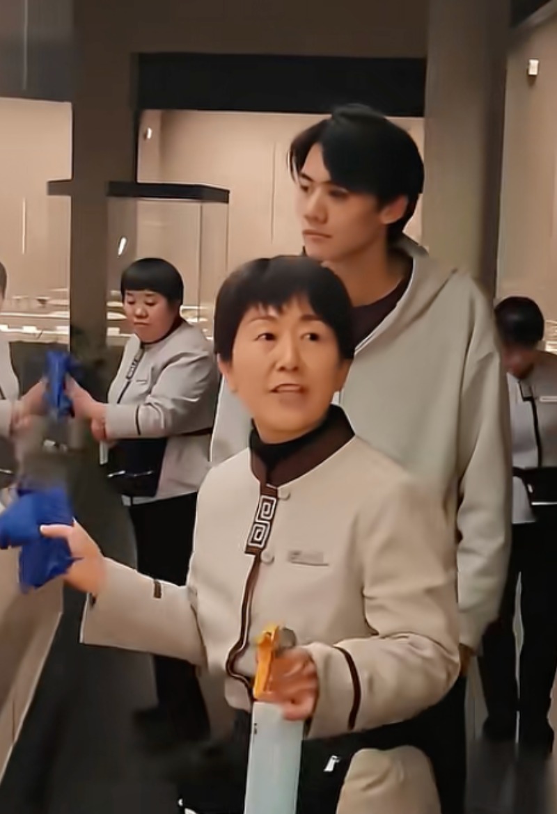 郑州博物馆保洁边工作边讲解